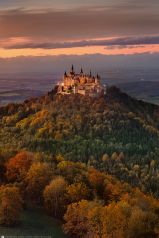 Burg Hohenzollern mit Herbstfarben am Abend
