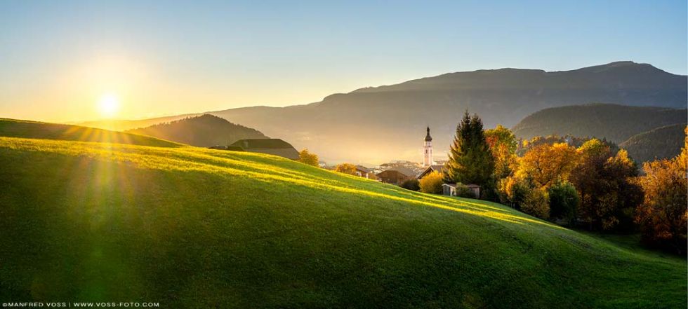 Kastelruth Almwiesen. Sonnenuntergang beim Ort Kastelrut in Südtirol am Schlerngebiet in den Dolomiten