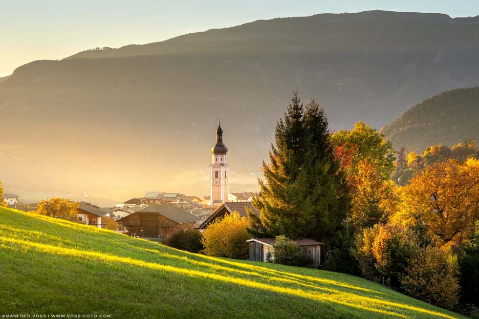 *Kastelruth im Sonnenuntergang. Sonnenuntergang beim Ort Kastelrut in Südtirol am Schlerngebiet in den Dolomiten