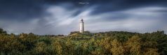 Leuchtturm Dornbusch mit schnell ziehenden Wolken auf der Insel Hiddensee in Mecklenburg Vorpommern /Deutschland