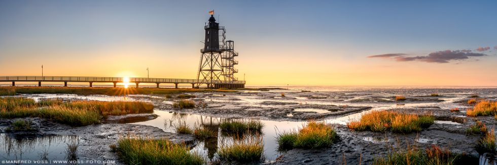 * Nordsee Leuchtturm * Der Leuchtturm Obereversand an der Nordsee im warmen Sonnenuntergang als weites Panoramabild.