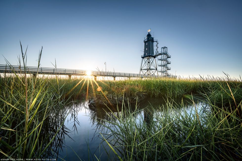* Obereversand Sunset * Der Leuchtturm Obereversand an der Nordsee. Sanft und anmutig spiegelt sich der Leuchtturm sowie die untergehende Sonne im zurücklaufenden Meer. Das Schlifgras schimmert dabei warm im sonnigen Sonnenlicht.