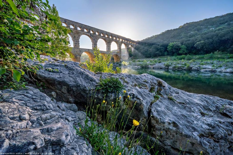 * Pont Du Gard Nature * Die historische Pont du Gard Brücke in Frankreich mit dem Fluss Gard ( Gardon ) zum Sonnenaufgang. Römischer Aquädukt in Südfrankreich in Department Gard in Okzitanien.