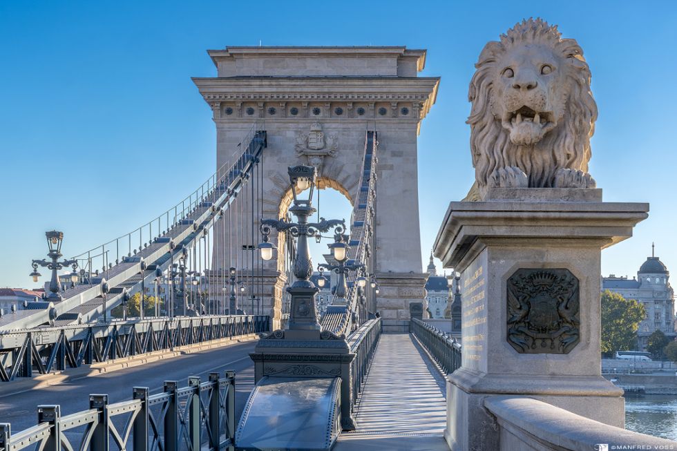 * The Guardian * Eine der beiden Löwenstatuen von der Kettenbrücke in Budapest.