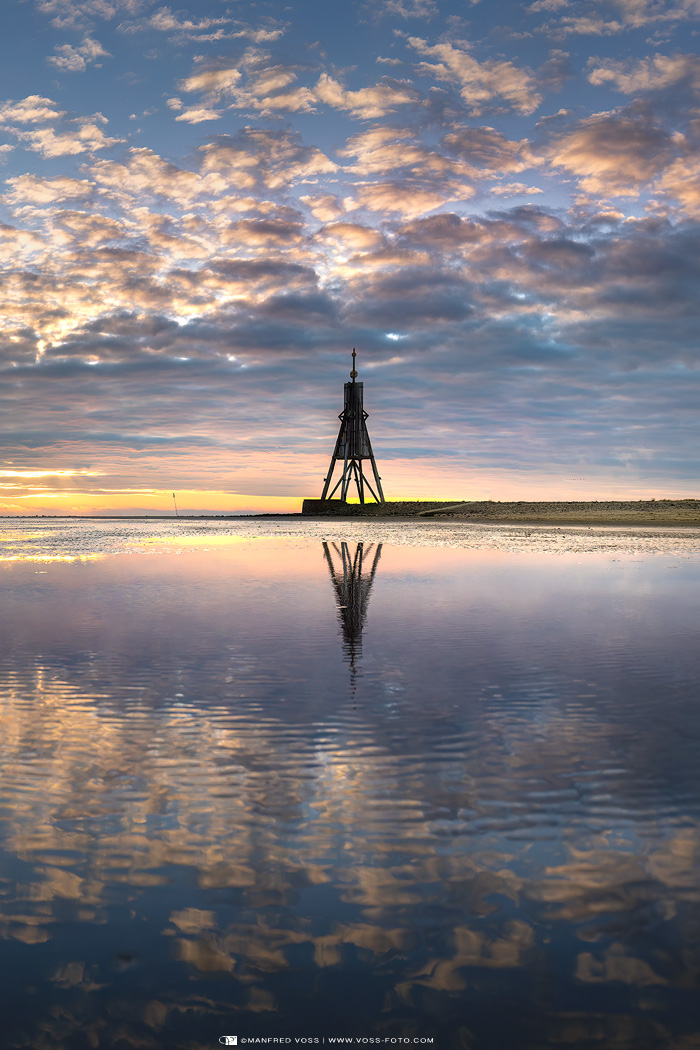* Kugelbake * Zurücklaufendes Meer zum Sonnenaufgang an der Kugelbake von Cuxhaven an der Nordsee.
