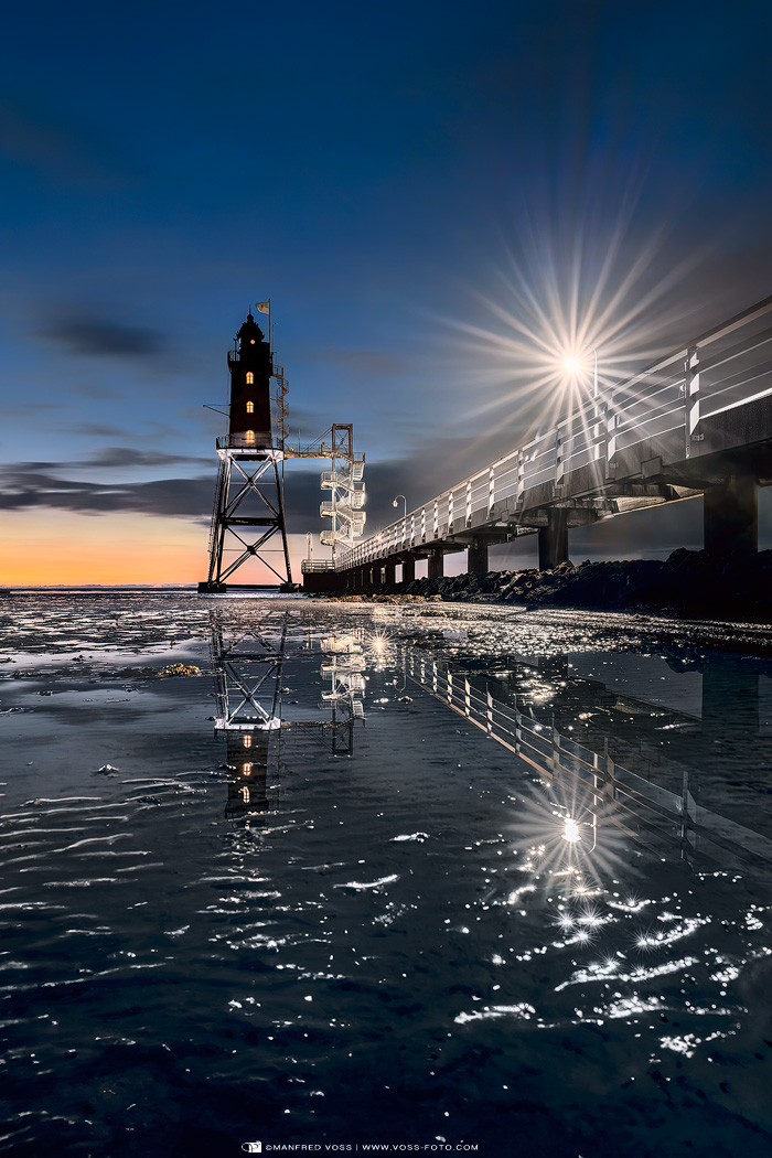 * Nordsee Leuchtturm im Abendlicht * Spätes Abendlicht am Leuchtturm Obereversand an der Nordsee. Anmutig spiegeln sich der Leuchtturm sowie die Lampen der Seebrücke im stimmungsvollen Abendlicht.