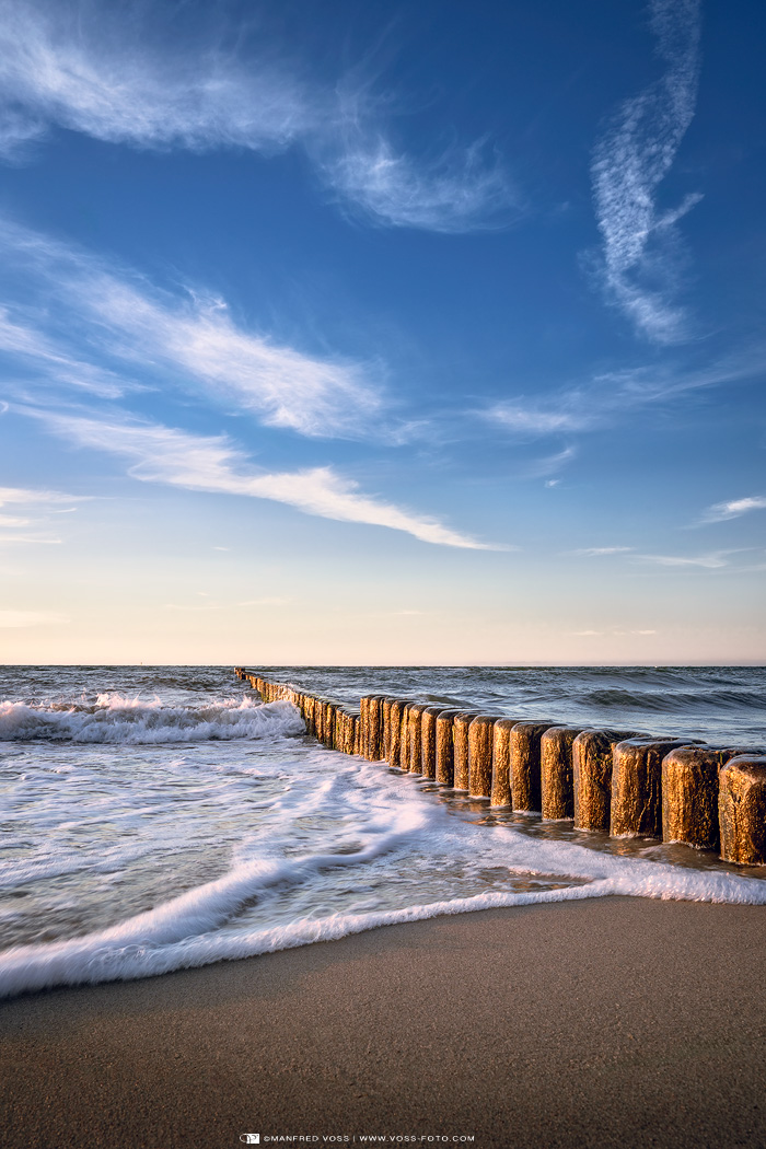 * Ostseestrand * Strand von Kühlungsborn an der Ostsee mit typischen Buhnen im Sonnenlicht.
