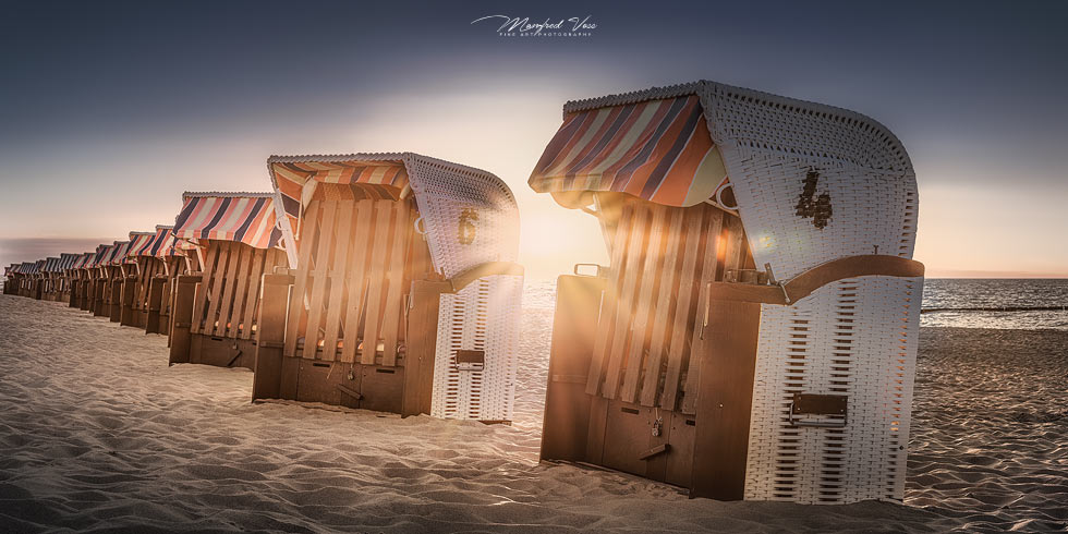 Strand von Kühlungsborn zum Sonnenuntergang mit Strandkörben , Mecklenburg Vorpommern /Deutschland