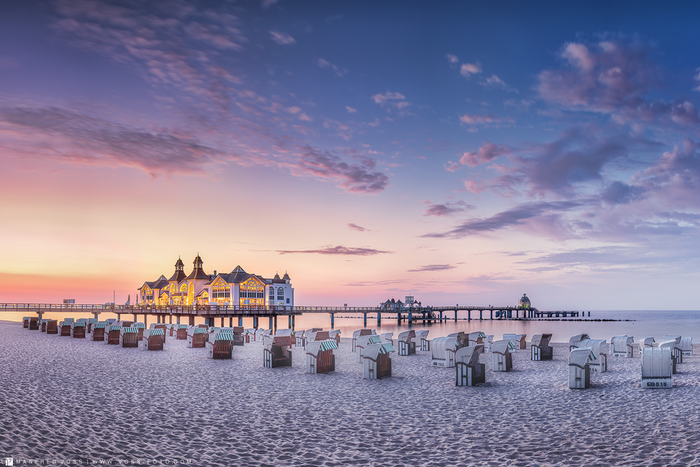 Strand von Sellin auf der Insel Rügen mit Seebrücke im Abendlicht, Mecklenburg Vorpommern /Deutschland