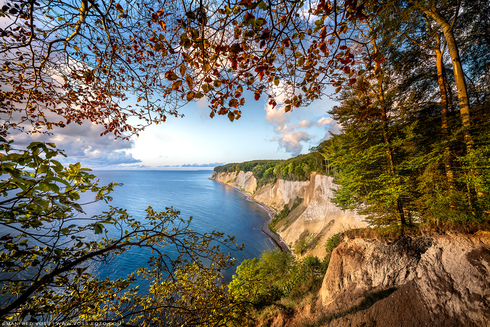 Sonnenaufgang an den Kreidefelsen auf der Insel Rügen in Mecklenburg Vorpommern.