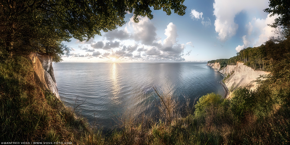 Sonnenaufgang an den Kreidefelsen auf der Insel Rügen in Mecklenburg Vorpommern.