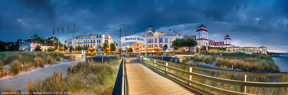 Abends an der Seebrücke von Binz auf der Insel Rügen an der Ostsee in Mecklenburg Vorpommern