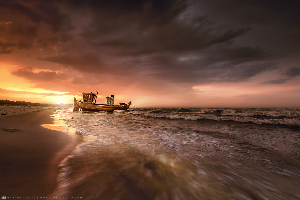 Strand von Ahlbeck auf Usedom mit Fischerboot zum Sonnenuntergang, Mecklenburg Vorpommern /Deutschland