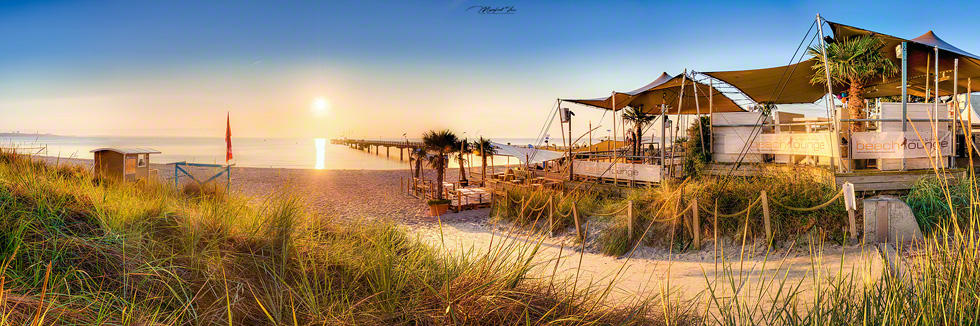 Beach Lounge mit Sonnenaufgang am Strand von Scharbeutz / Deutschland