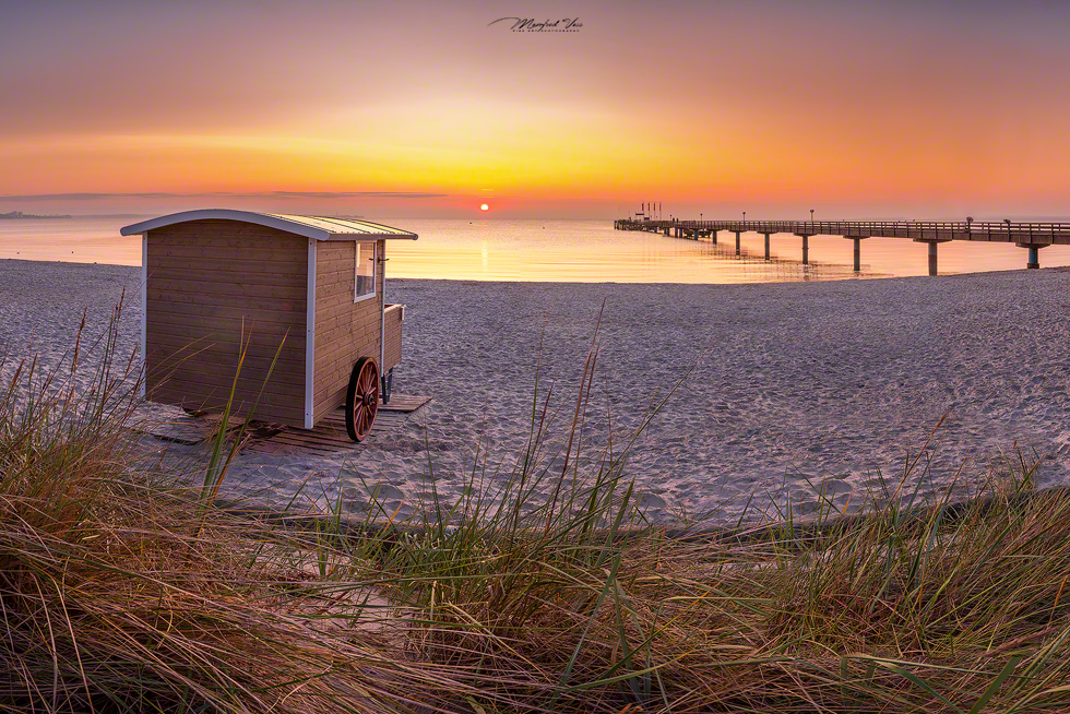 Strandwagen, Sonnenaufgang am Strand von Scharbeutz / Deutschland