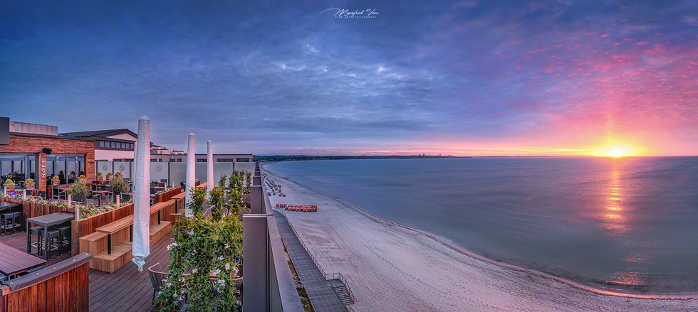 Strand von Scharbeutz mit Bayside Hotel , Scharbeutz / Deutschland