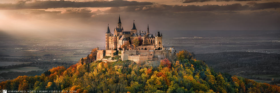 Burg Hohenzollern im Herbst zum Sonnenuntergang