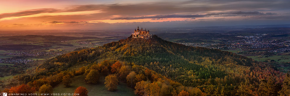 Burg Hohenzollern im Herbst zum Sonnenuntergang, Panoramabild