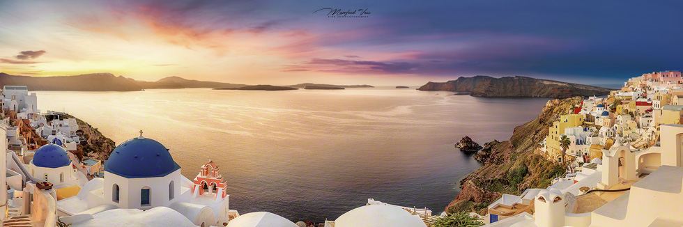 Santorin , Santorini , Griechenland , Oia im Sonnenaufgang mit Kirche