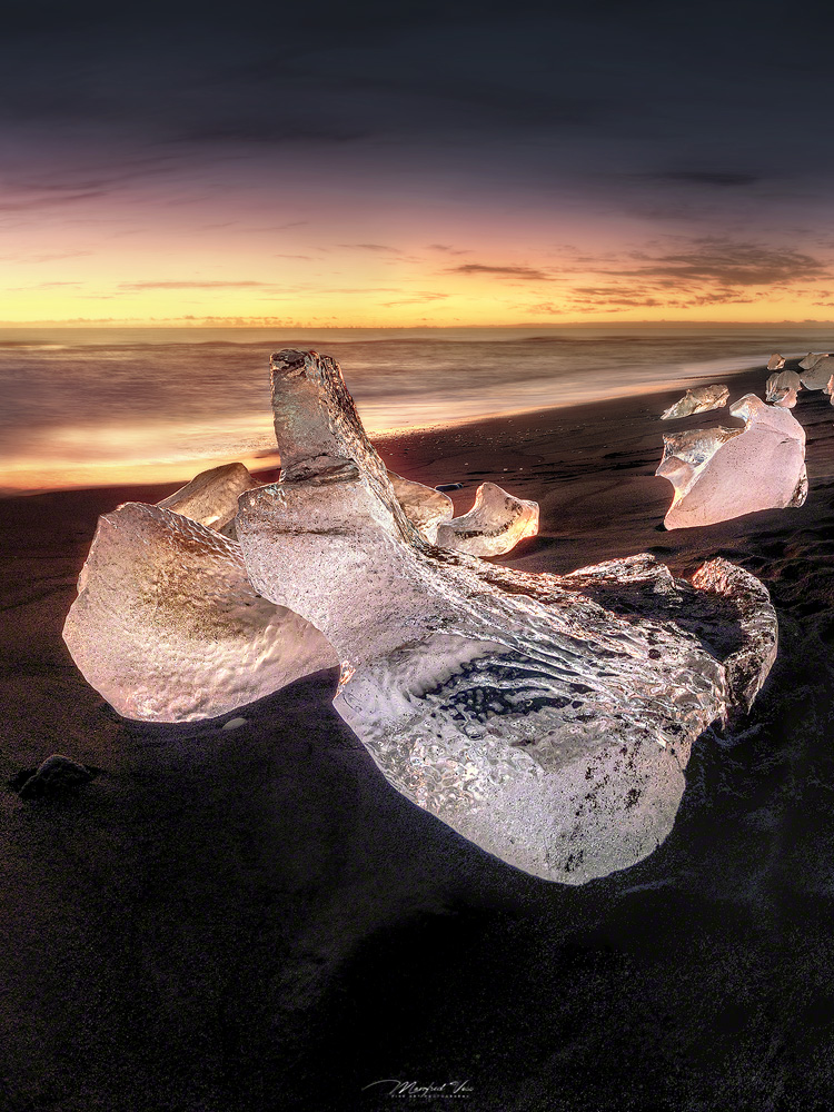 Eisblock am schwarzen Sandstrand , Island