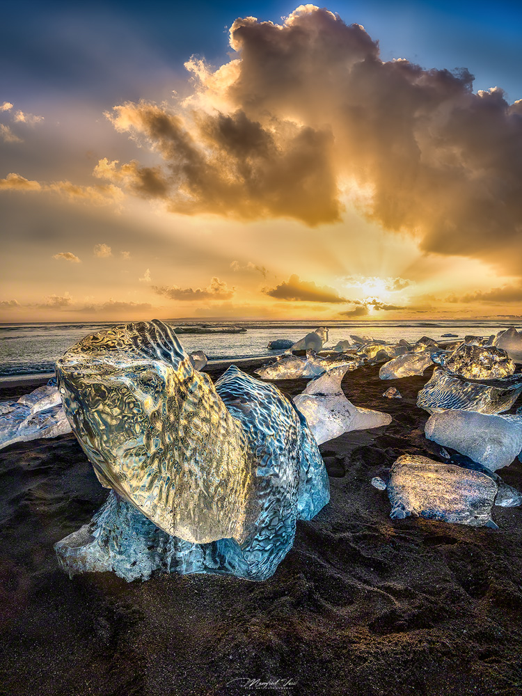 Glowing Shapes , Eisblöcke am Strand auf Island