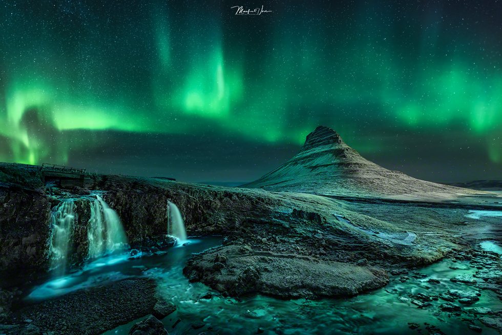 Berg Kirkjufell mit Polarlicht / Aurora in Island