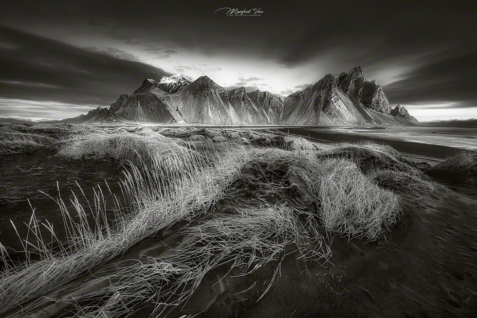 Bergkette Vestrahorn im Morgenlicht am Strand von Stokksness auf der Insel Island , Island , Schwarz weiss Bild