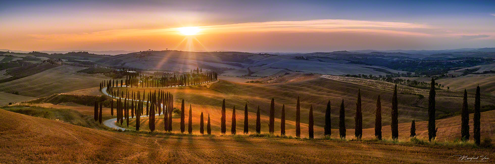 Toskana Crete Senesi mit Podere und Zypressenweg in Italien