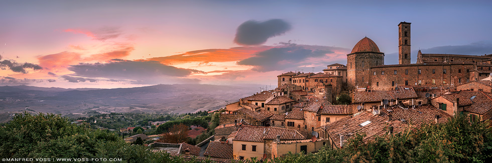 Sonnenuntergang im Ort Volterra in der Toskana in Italien.
