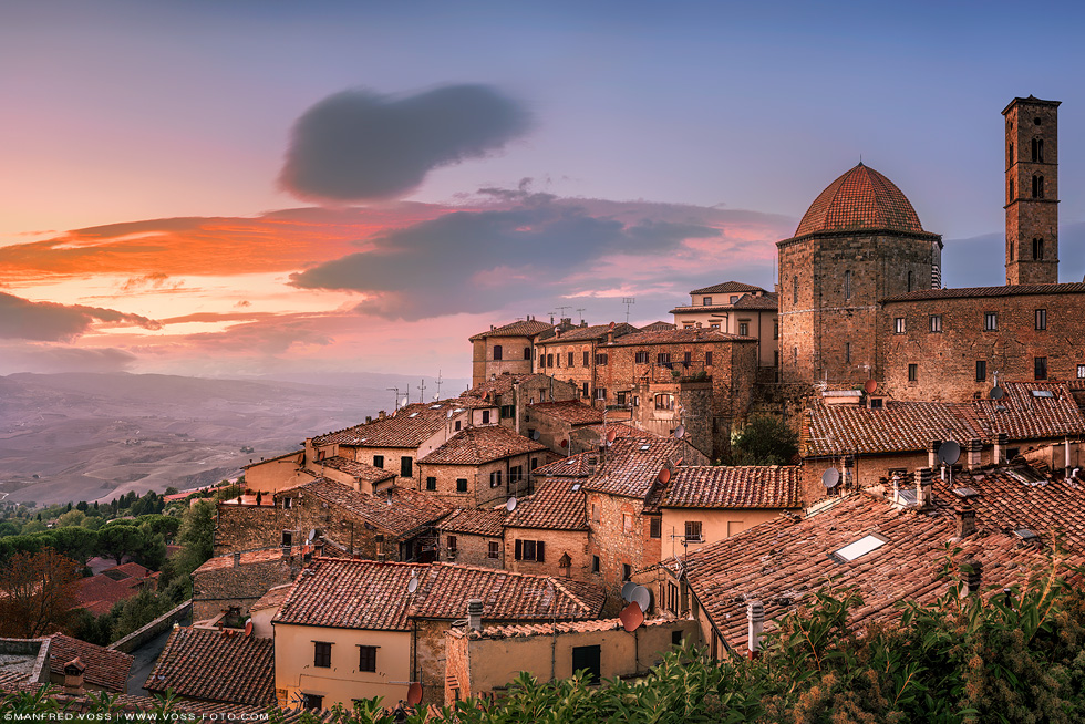 Sonnenuntergang im Ort Volterra in der Toskana in Italien.