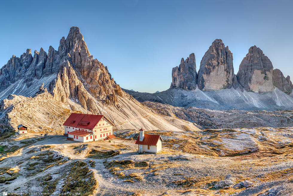Die Drei Zinnen Hütte in den Dolomiten in Italien in Südtorol