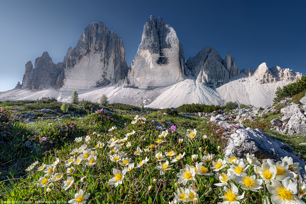 Stahlblauer Himmel am Fusse der drei Zinnen in den Dolomiten in Italien.