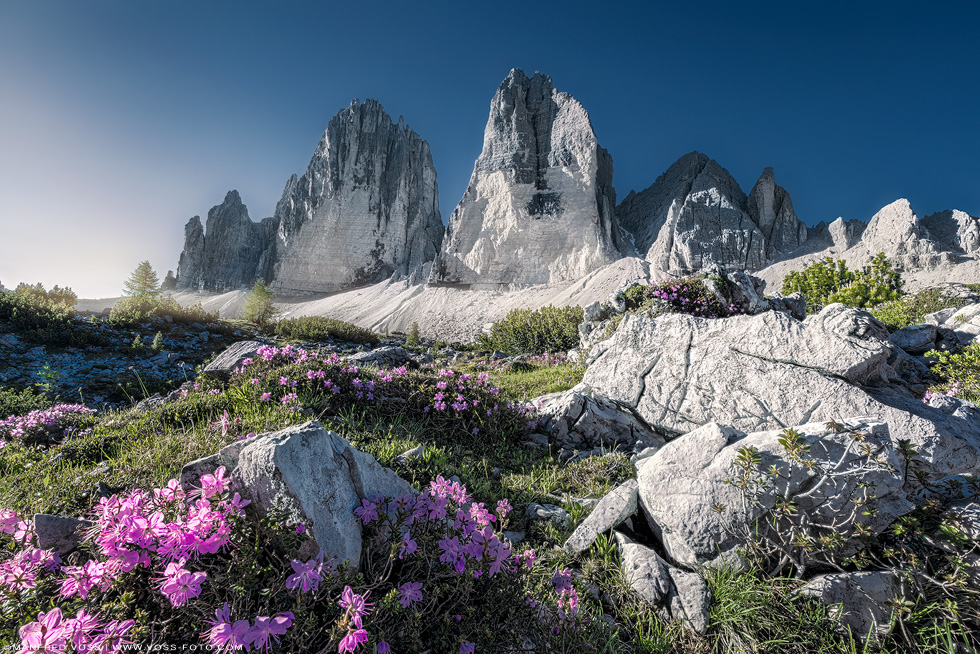 Stahlblauer Himmel am Fusse der drei Zinnen in den Dolomiten in Italien.