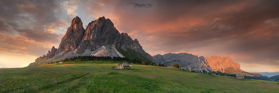 Sonnenaufgang auf der Alm in den Dolomiten / Italien