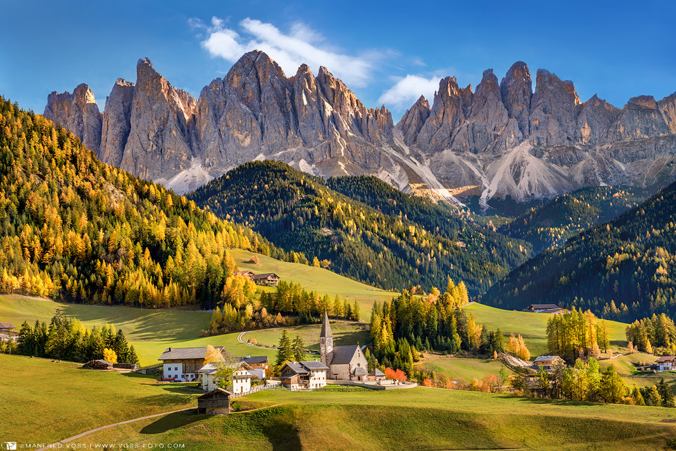 Sonniges Villnöss in den Dolomiten in Südtiron in Italien.