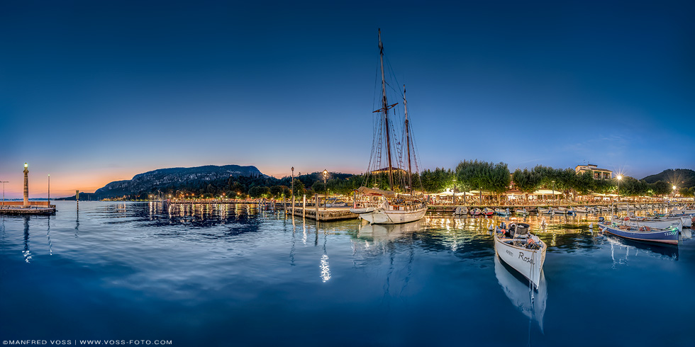 Abendlicher Blick auf den Hafen von Garda am Gardasee in Italien.