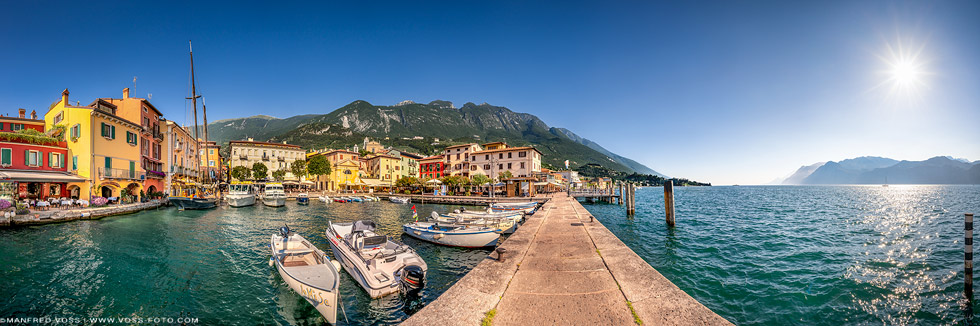 Der Hafen von Malcesine am Gardasee in Italien als wietes Panoramabild mit Blick auf den Gardasee.