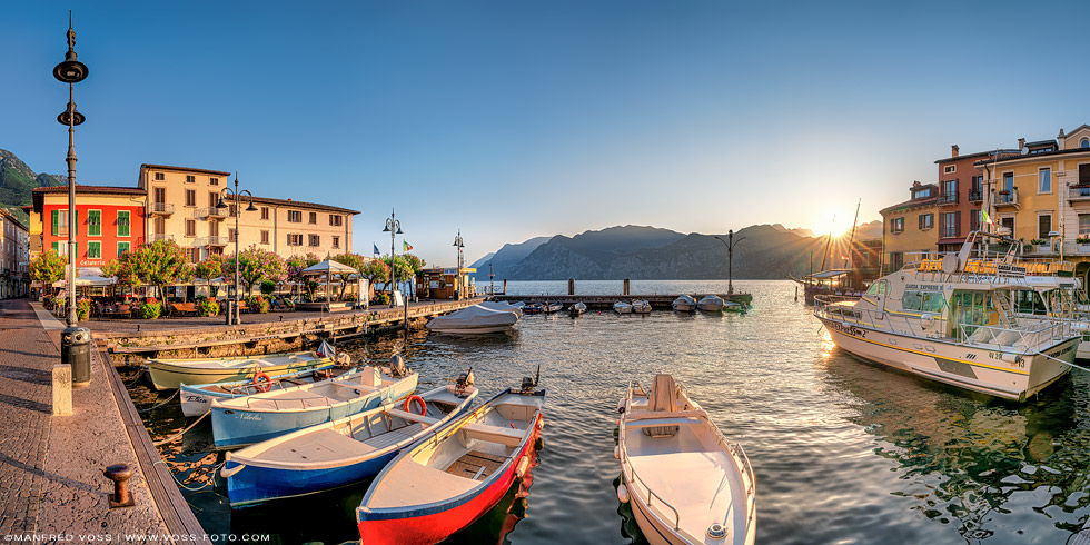 Sonnenuntergang am Hafen von Malcesine am Gardasee in Italien.