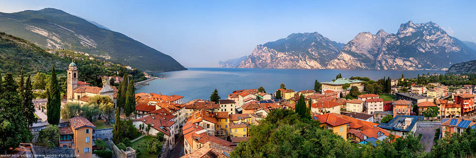 Der Ort Torbole am Gardasee in Italien zum Sonnenaufgang.