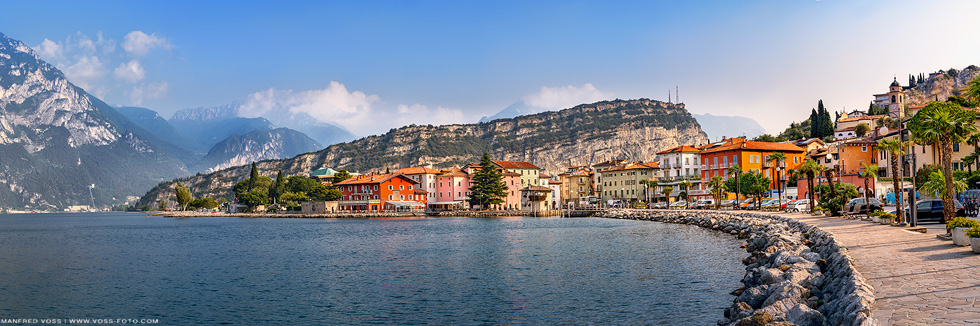 Die Promenade vom Ort Torbole am Gardasee in Italien am Morgen zum Sonnenaufgang.