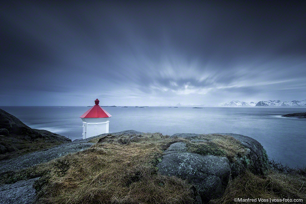 red lighthouse , Lofoten / Norwegen