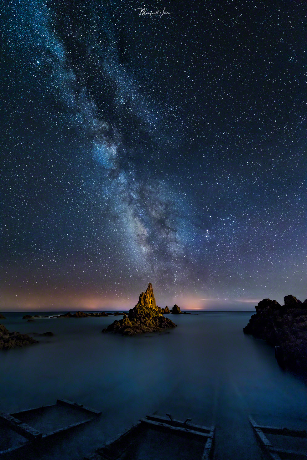 Star Rails , Milchstrasse und Sterne am Strand im Süden von Spanien